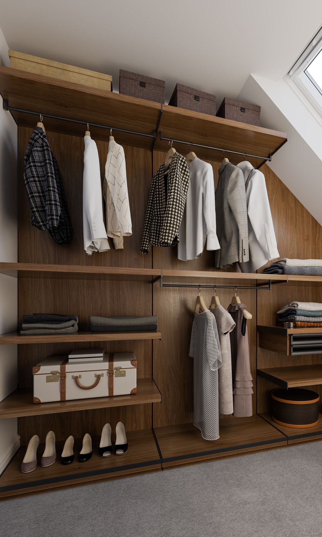 Vestidor de madera en buhardilla con ventana de techo Velux