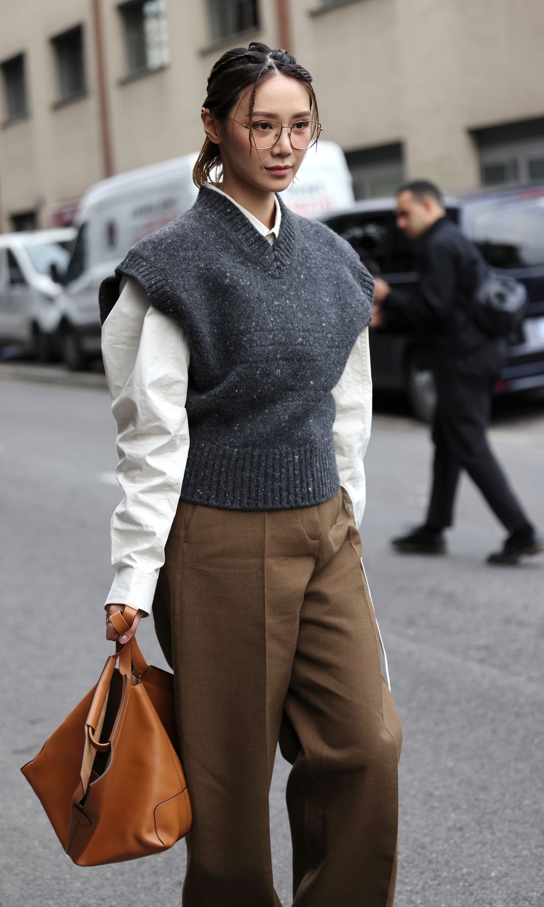 Look de street style con chaleco de punto gris