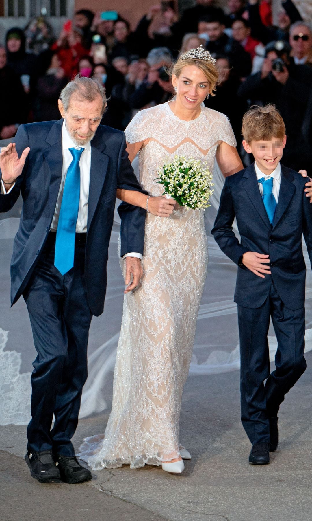 Chrysi con su padre y con su hijo en la boda