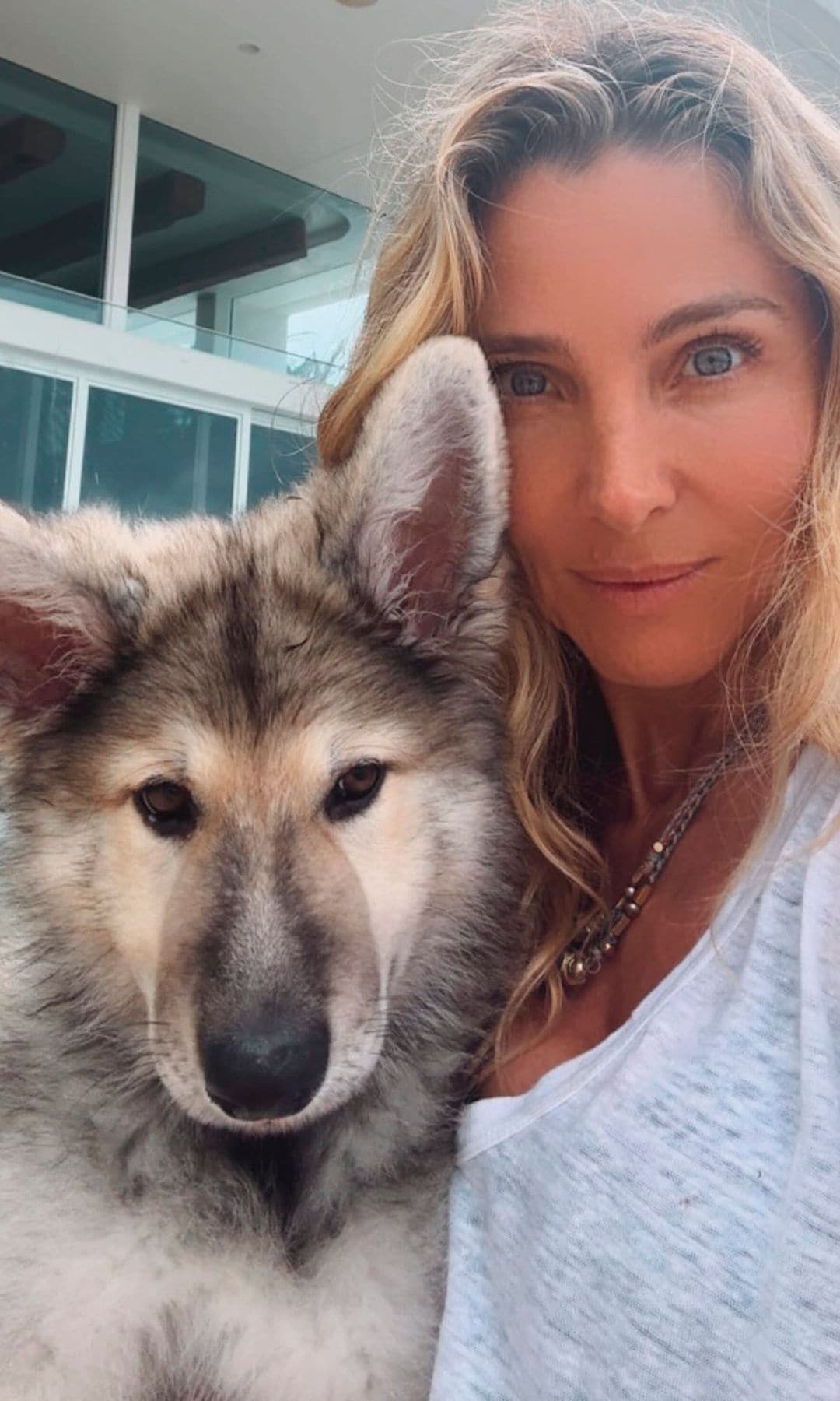 Elsa Pataky con su perro alemán