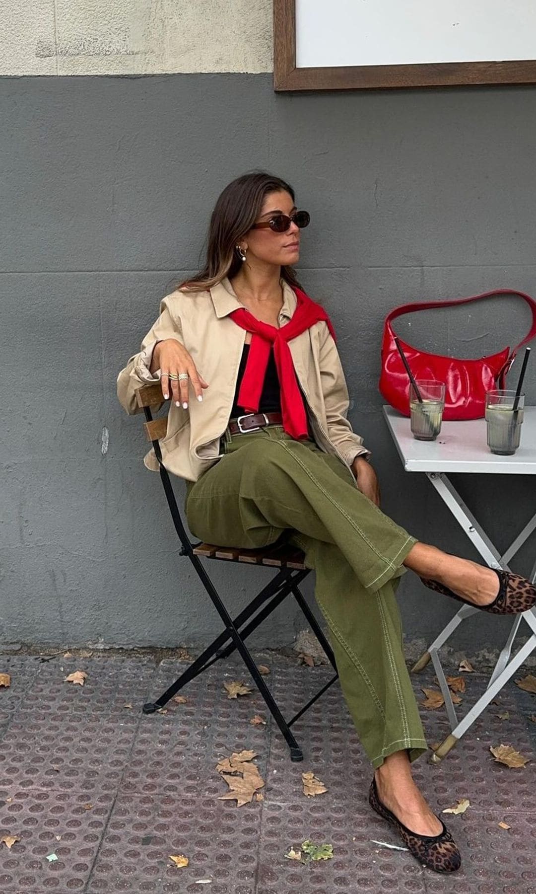 pantalones verde millitar, chaqueta beige, jersey y bolso rojos y bailarinas animal print