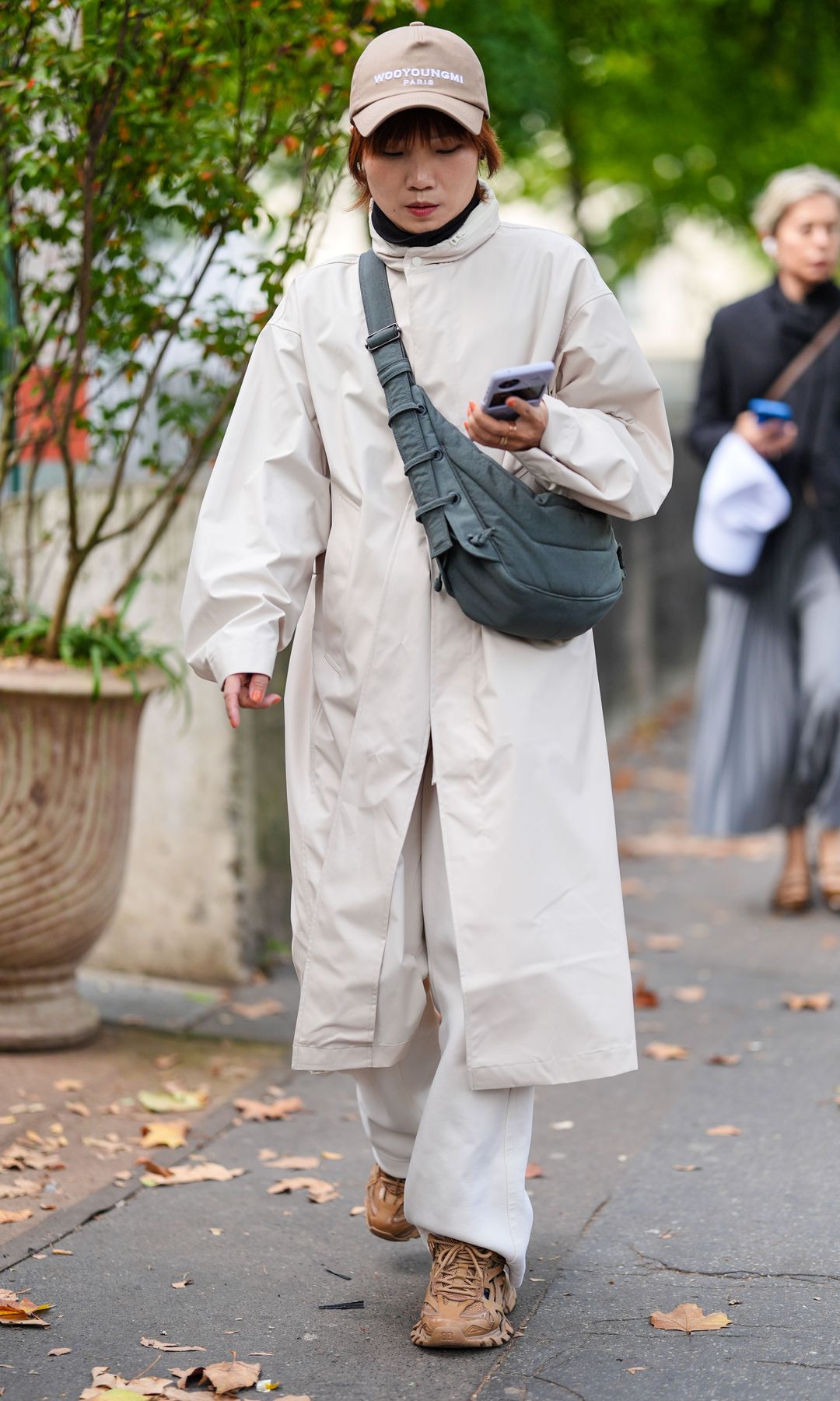 Parka beige con gorra y bolso cruzado