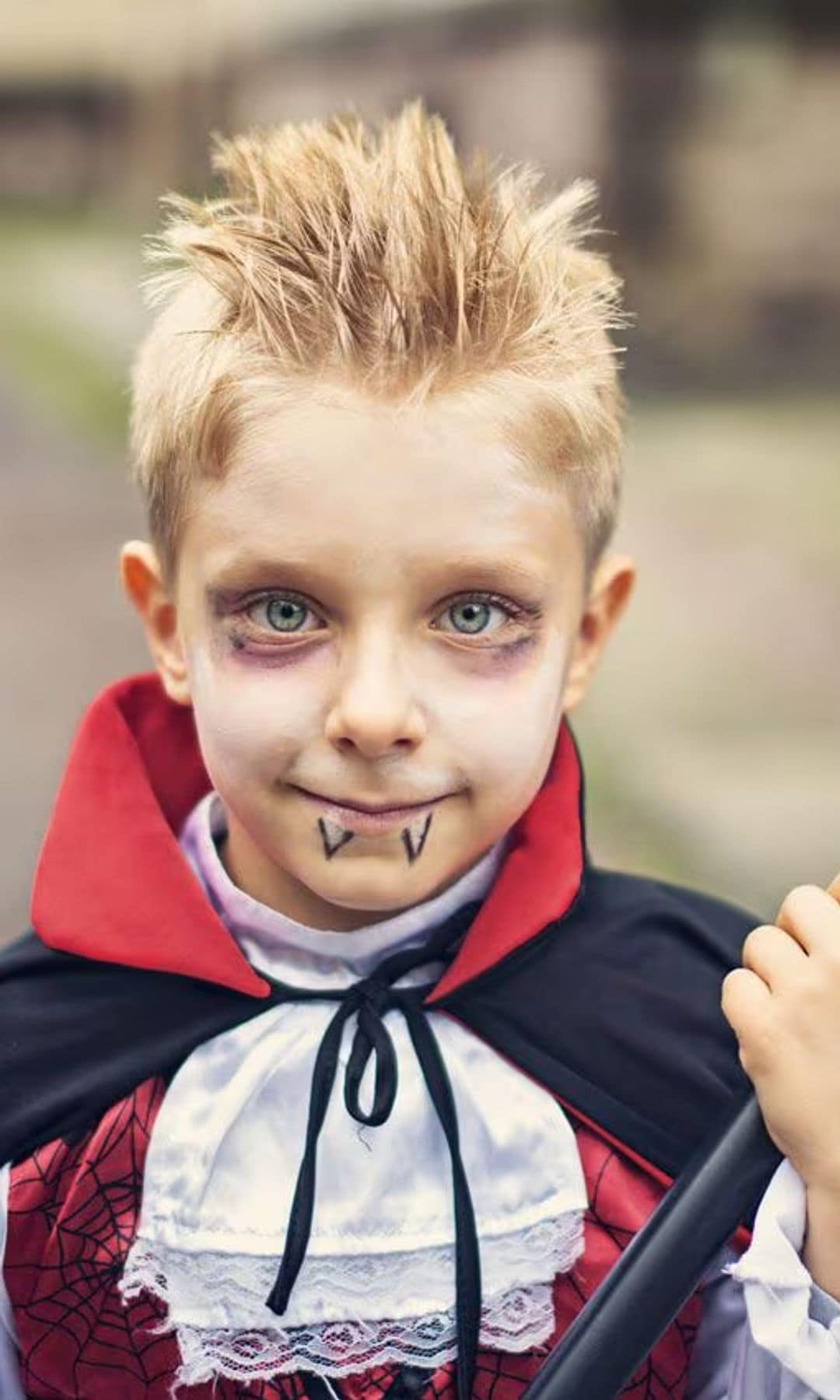 Maquillaje para disfraz de vampiro de niño en Halloween