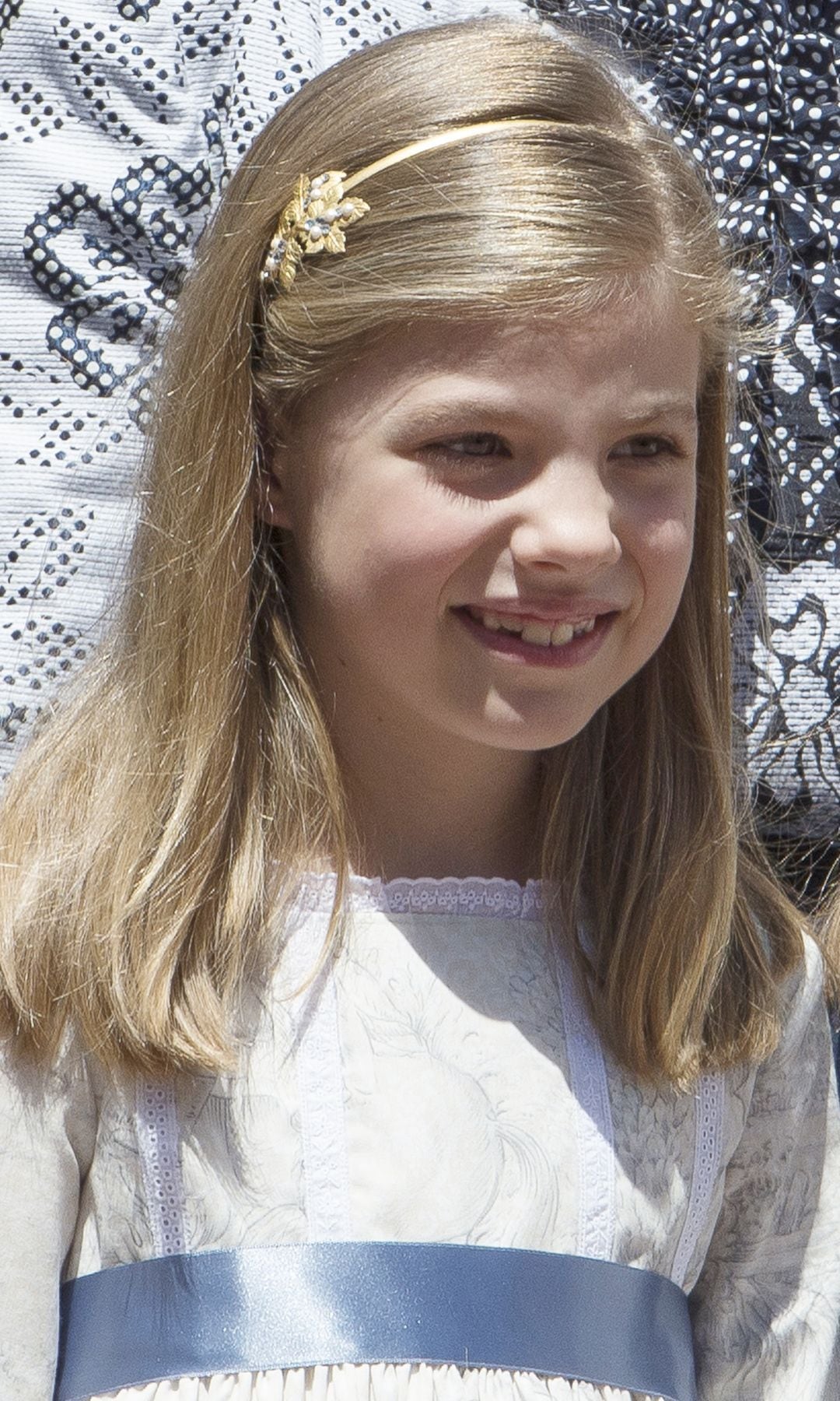 Princess Sofia of Spain (L) and Princess Leonor of Spain (R) pose for the photographers after the First Communion of Princess Leonor of Spain at the Asuncion de Nuestra Senora Church on May 20, 2015 in Madrid, Spain. Photo: Oscar Gonzalez/NurPhoto (Photo by Oscar Gonzalez/NurPhoto) (Photo by NurPhoto/NurPhoto via Getty Images)