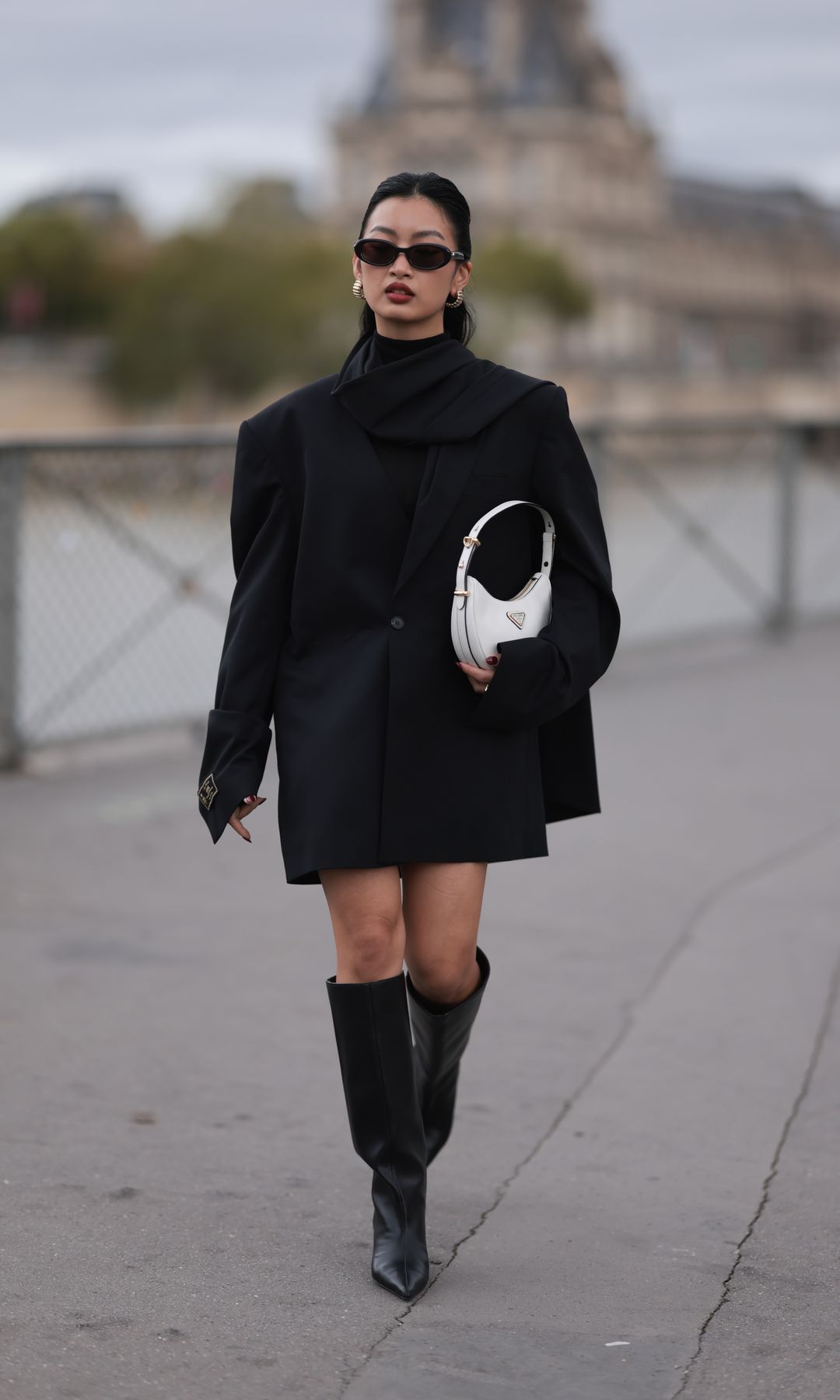 vestido blazer negra con botas