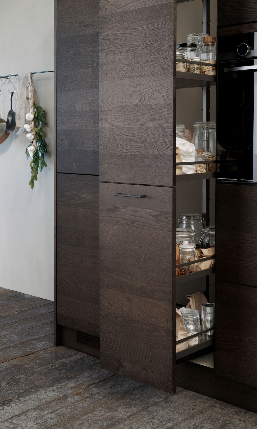 Columna de cocina en madera oscura 