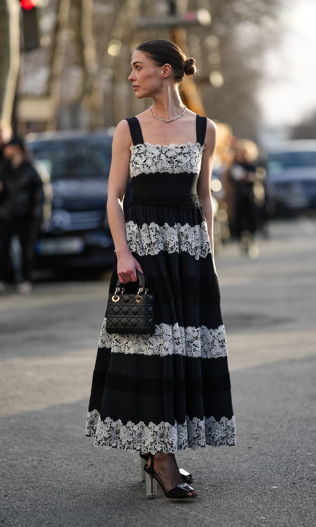 Sophia Roe lleva un collar, un vestido bordado floral blanco y negro , un bolso de cuero de Dior, fuera de Dior, durante la Alta Costura Primavera/Verano 2024 como parte de la Semana de la Moda de París el 22 de enero de 2024 en París, Francia.