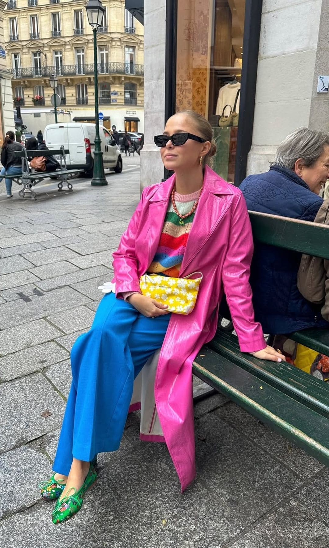 gabardina rosa, pantalones azules, bailarinas verde, y jersey de rayas de colores