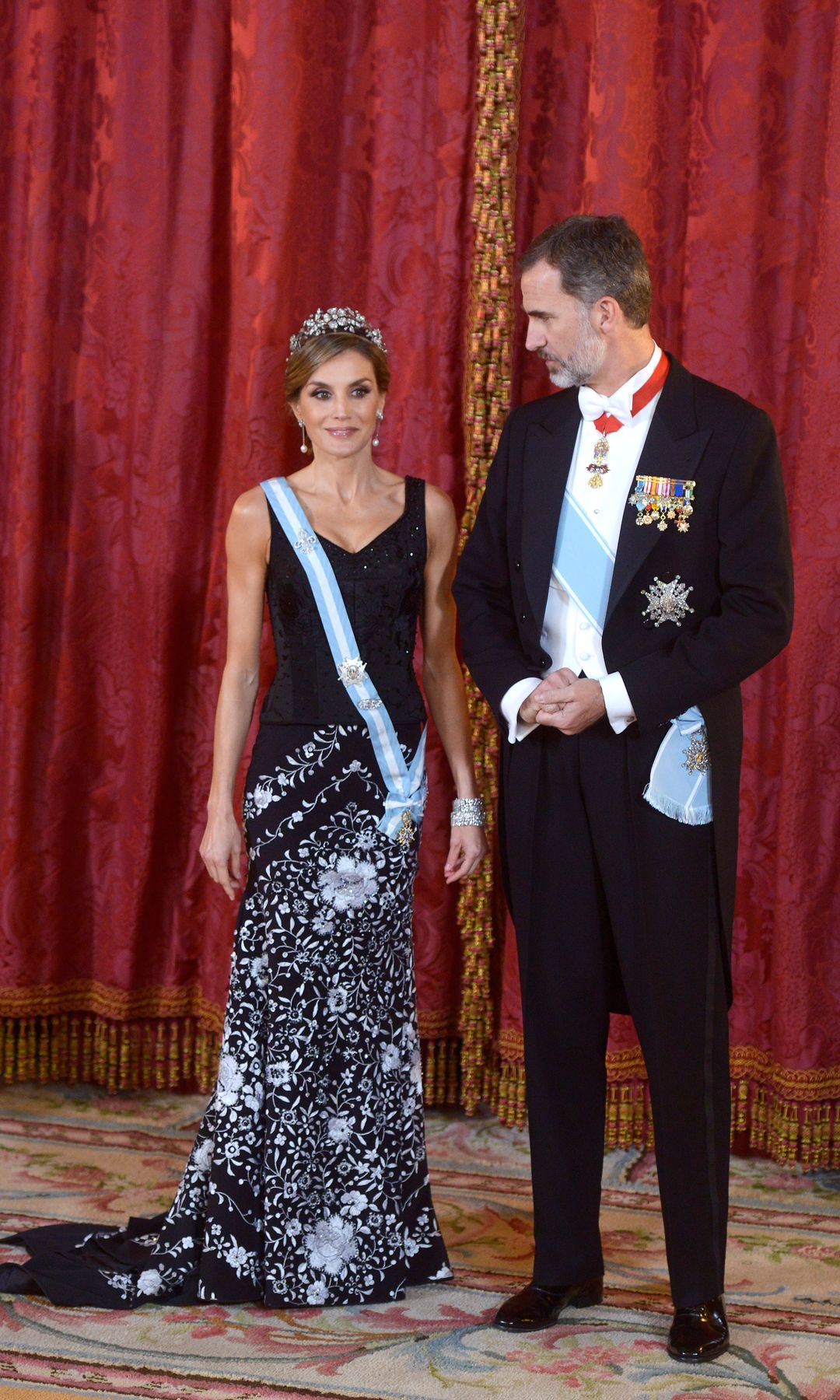 Reina Letizia con vestido largo negro tipo mantón de manila