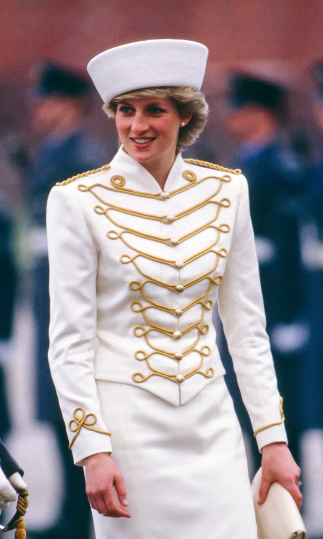 Lady Di con sombrero blanco en 1987 en el aeropuerto de Gatwick 