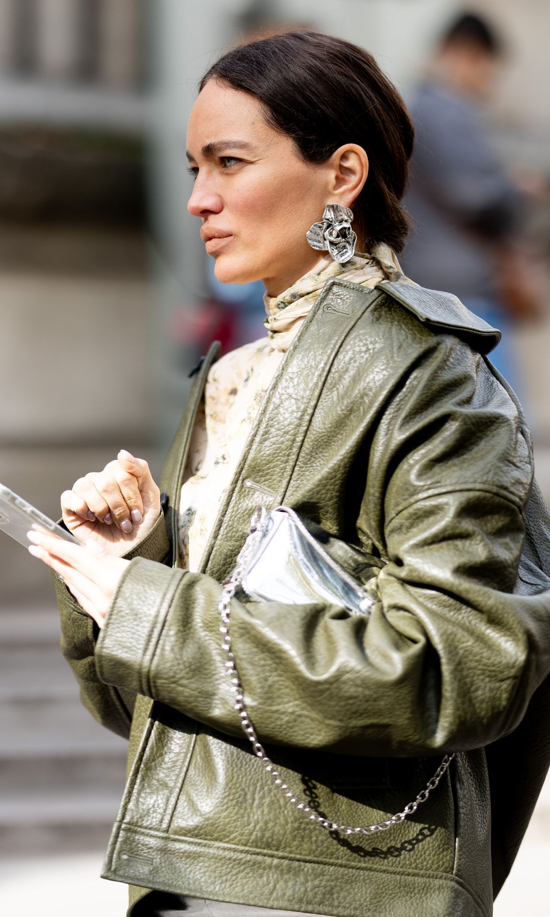 Look con chaqueta de cuero verde oliva