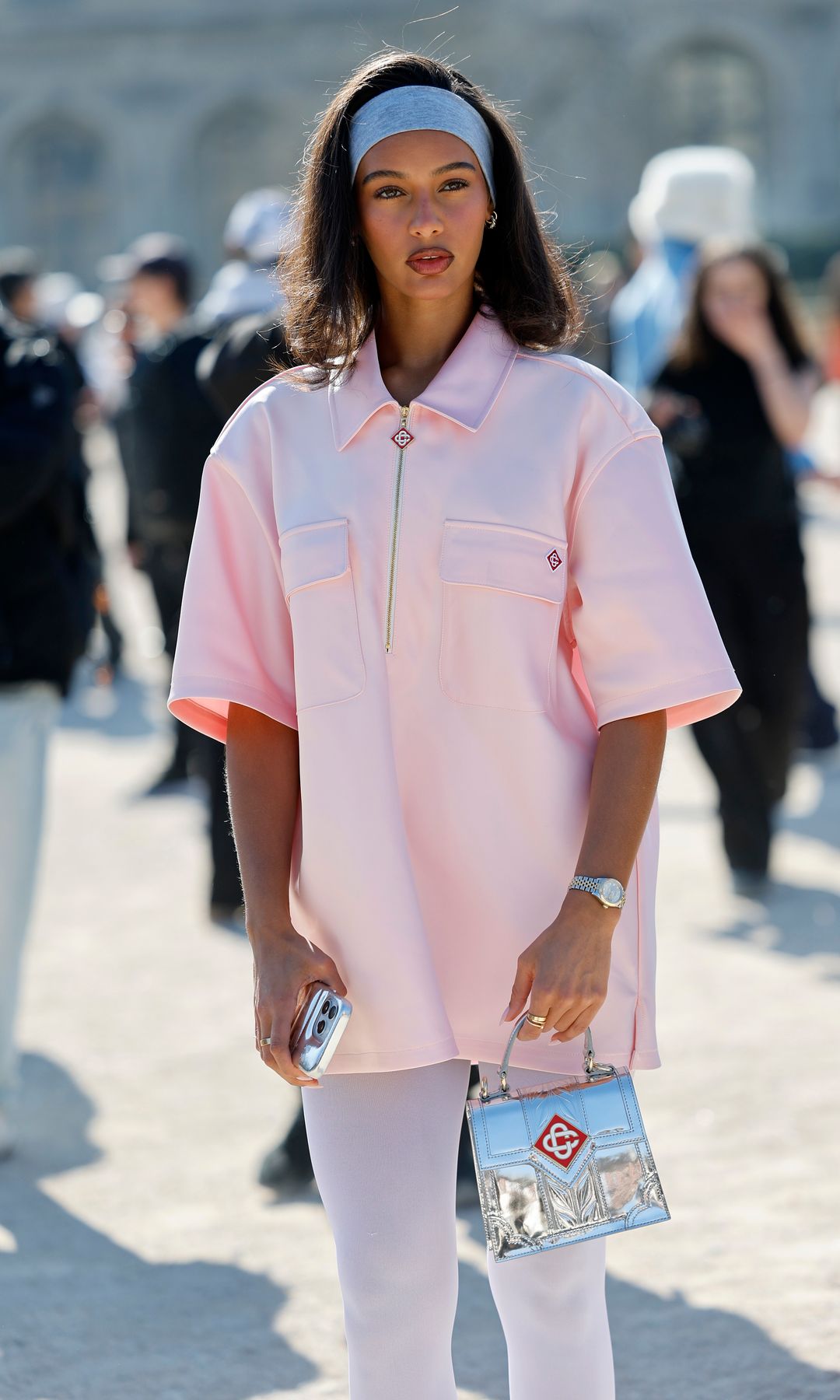 Jamilla Strand lleva un vestido mini rosa de cuello alto de Casablanca, medias blancas, un bolso plateado de Casablanca y una diadema azul claro. Esto ocurrió fuera de Casablanca durante la temporada de ropa femenina otoño/invierno 2025/2026, como parte de la Semana de la Moda de París, el 5 de marzo de 2025 en París, Francia.