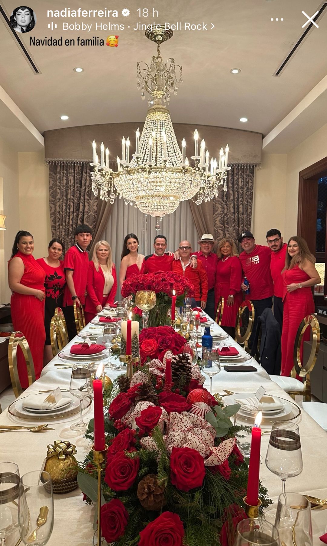 Marc Anthony con los invitados a su cena de Navidad