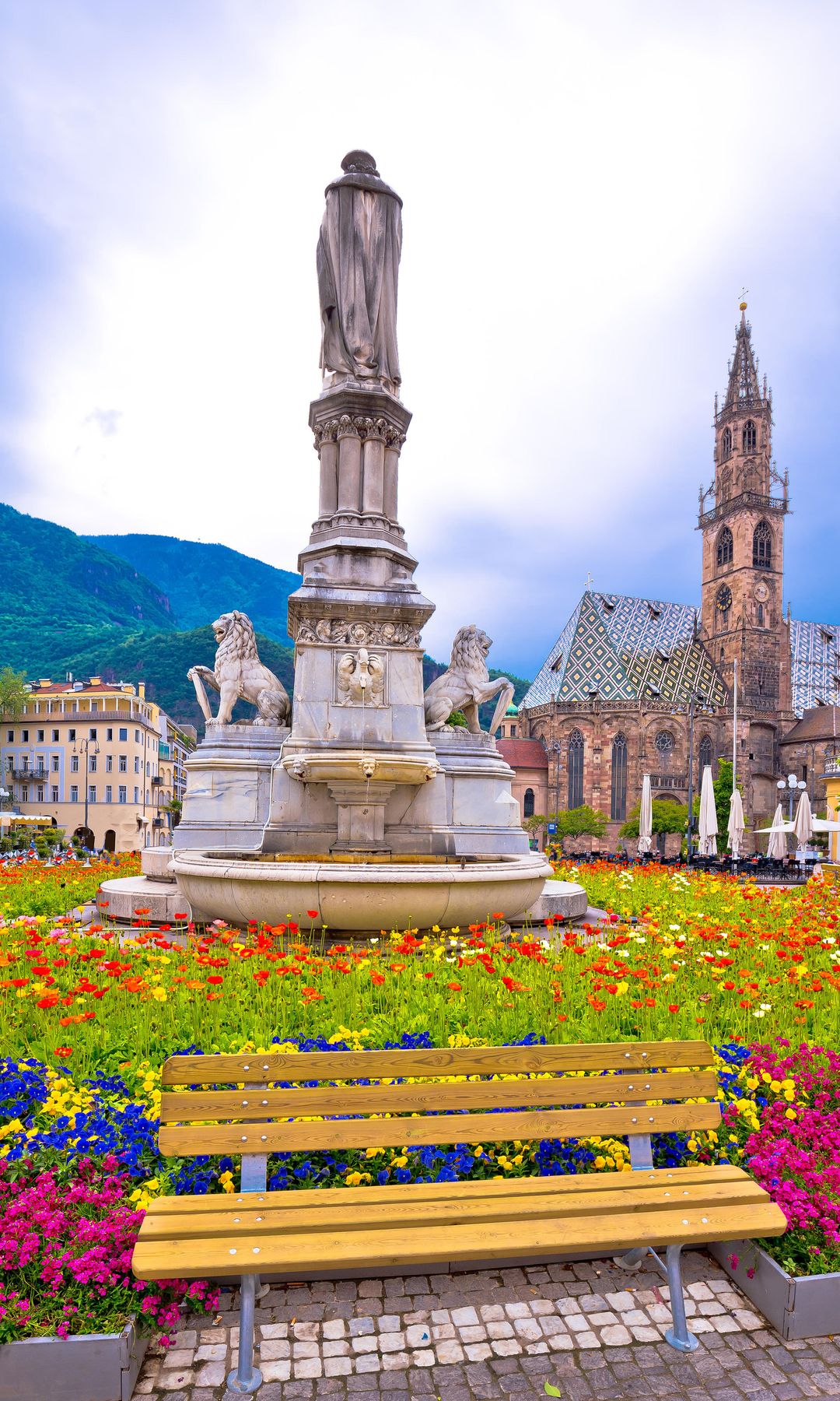 Plaza de Bolzano y al fondo su catedral.