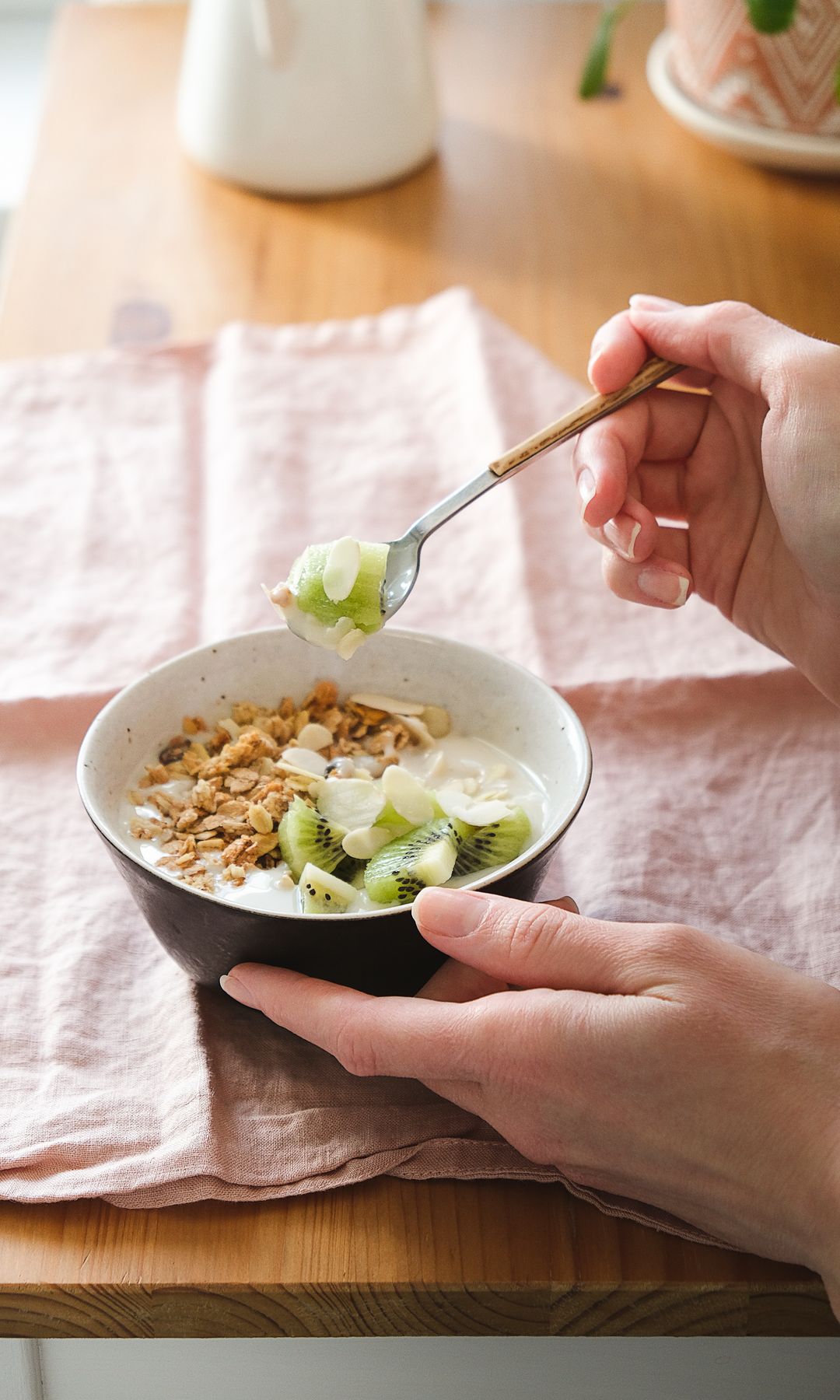 Bol de yogur con cereales y kiwi