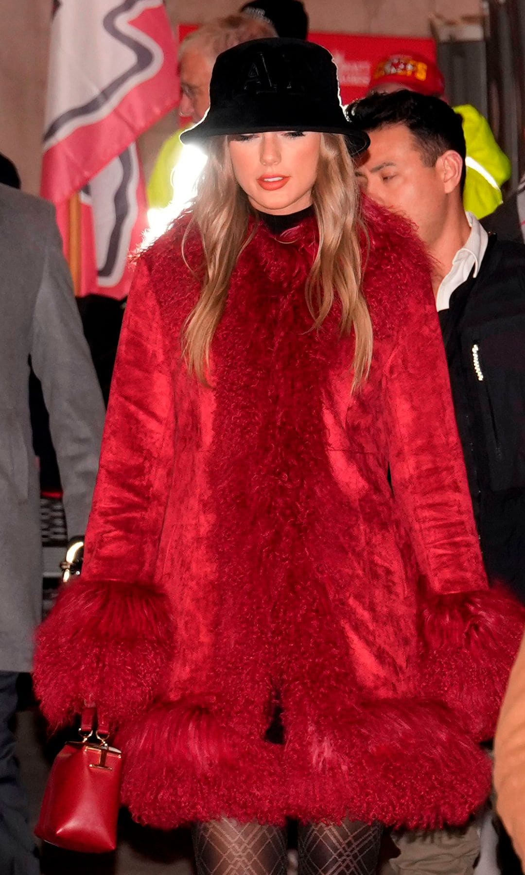 Taylor Swift observa antes de un partido entre los Kansas City Chiefs y los Houston Texans en el GEHA Field del Arrowhead Stadium el 21 de diciembre de 2024 en Kansas City, Missouri