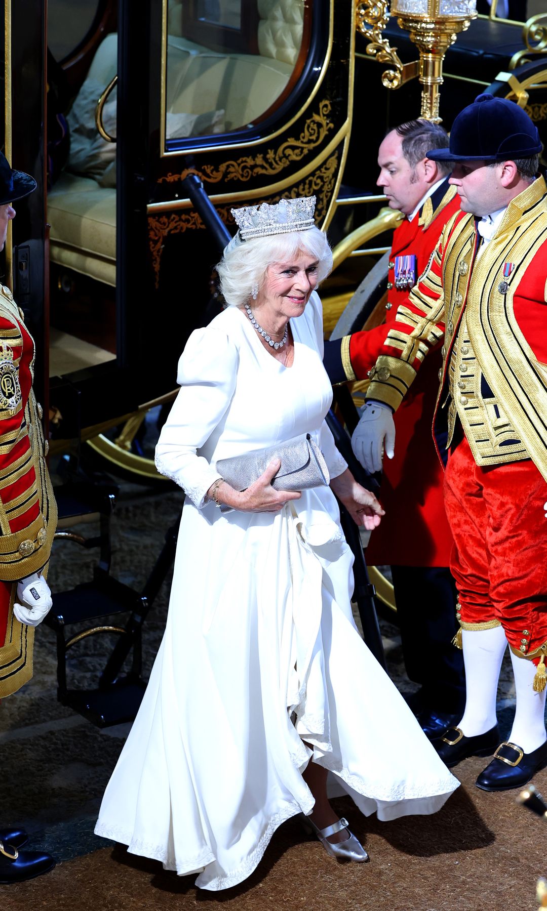 La reina Camilla llega a la Apertura de Estado del Parlamento británico el 17 de julio de 2024, una ceremonia histórica, dado el cambio de gobierno del Reino Unido y que preside Carlos III siendo el acto de mayor relevancia institucional que se reserva al soberano