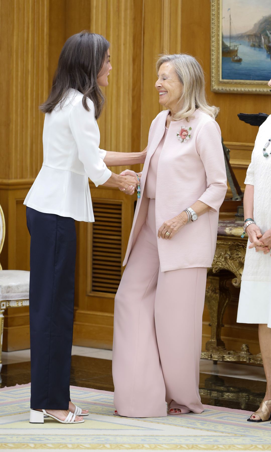 La reina Letizia en Zarzuela con una blusa blanca