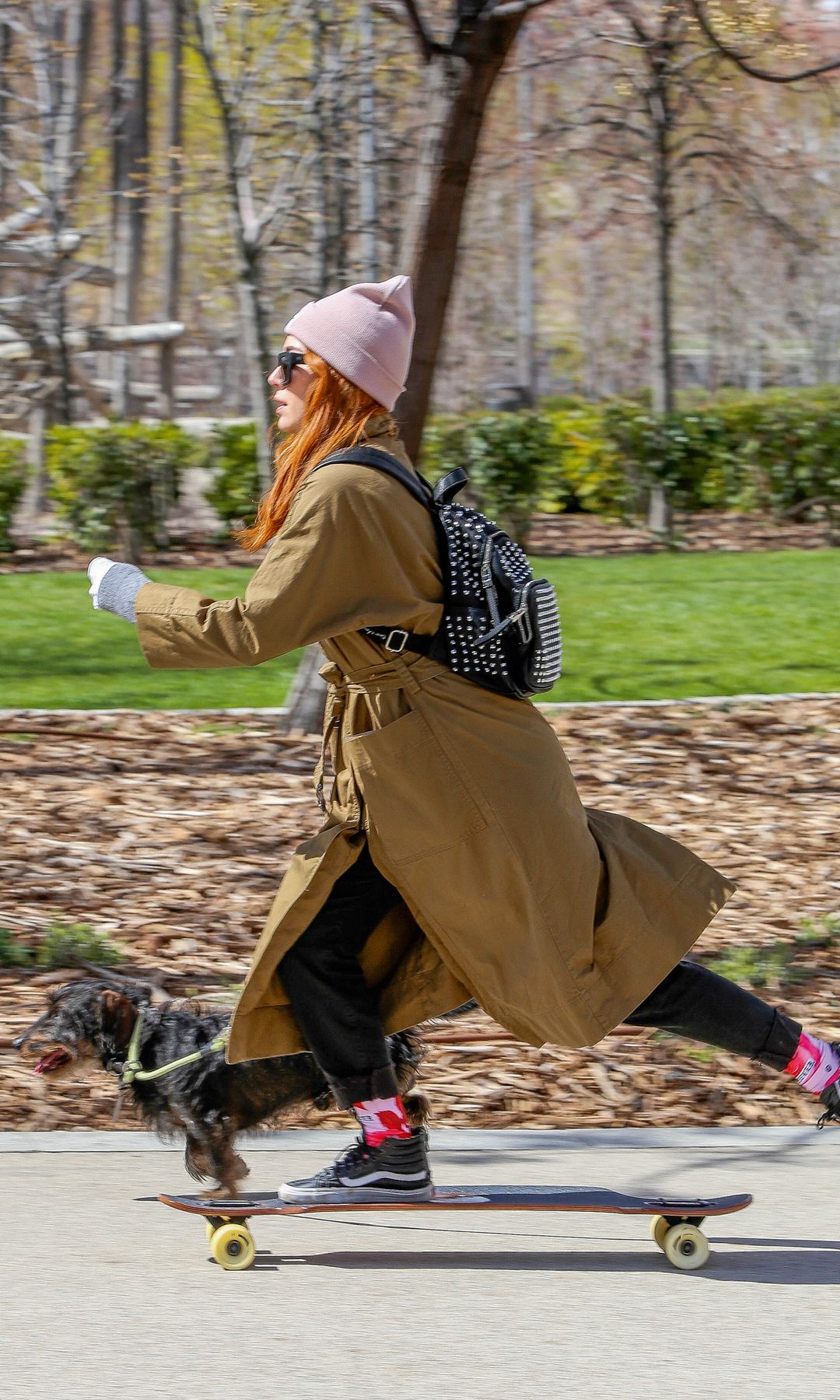 HOLA 4186 Blanca Suárez patinando con su perro