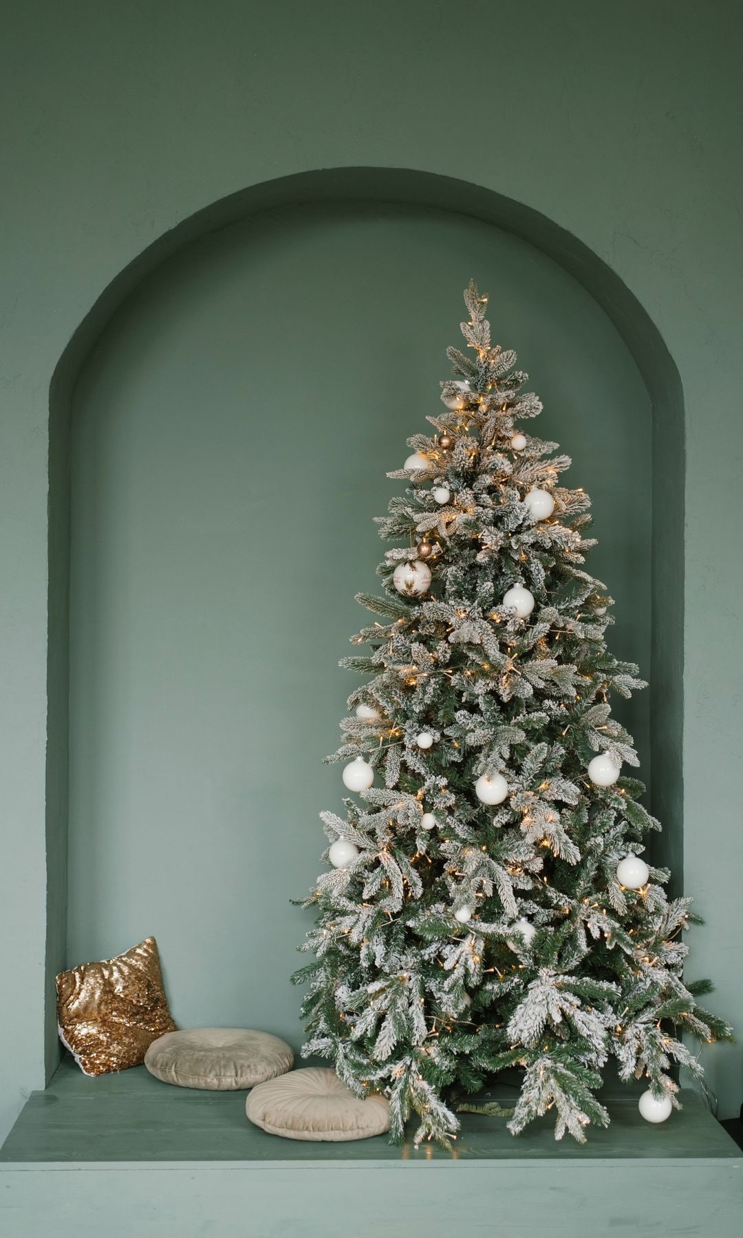 Árbol de Navidad con adornos en blanco sobre fondo verde