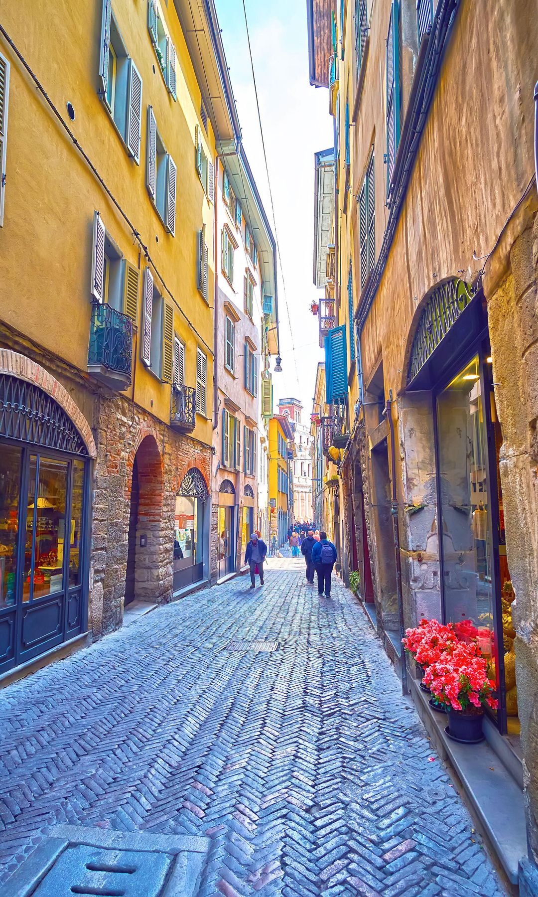 Calle Via Bartolomeo Colleoni, bordeada de altas casas históricas, Citta Alta, Bérgamo, Italia