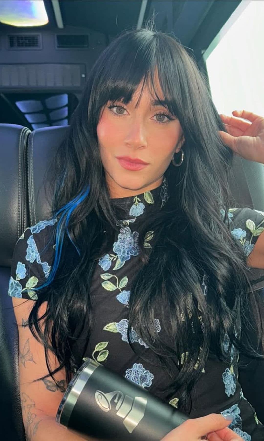 Aitana look años 2000 pelo azul