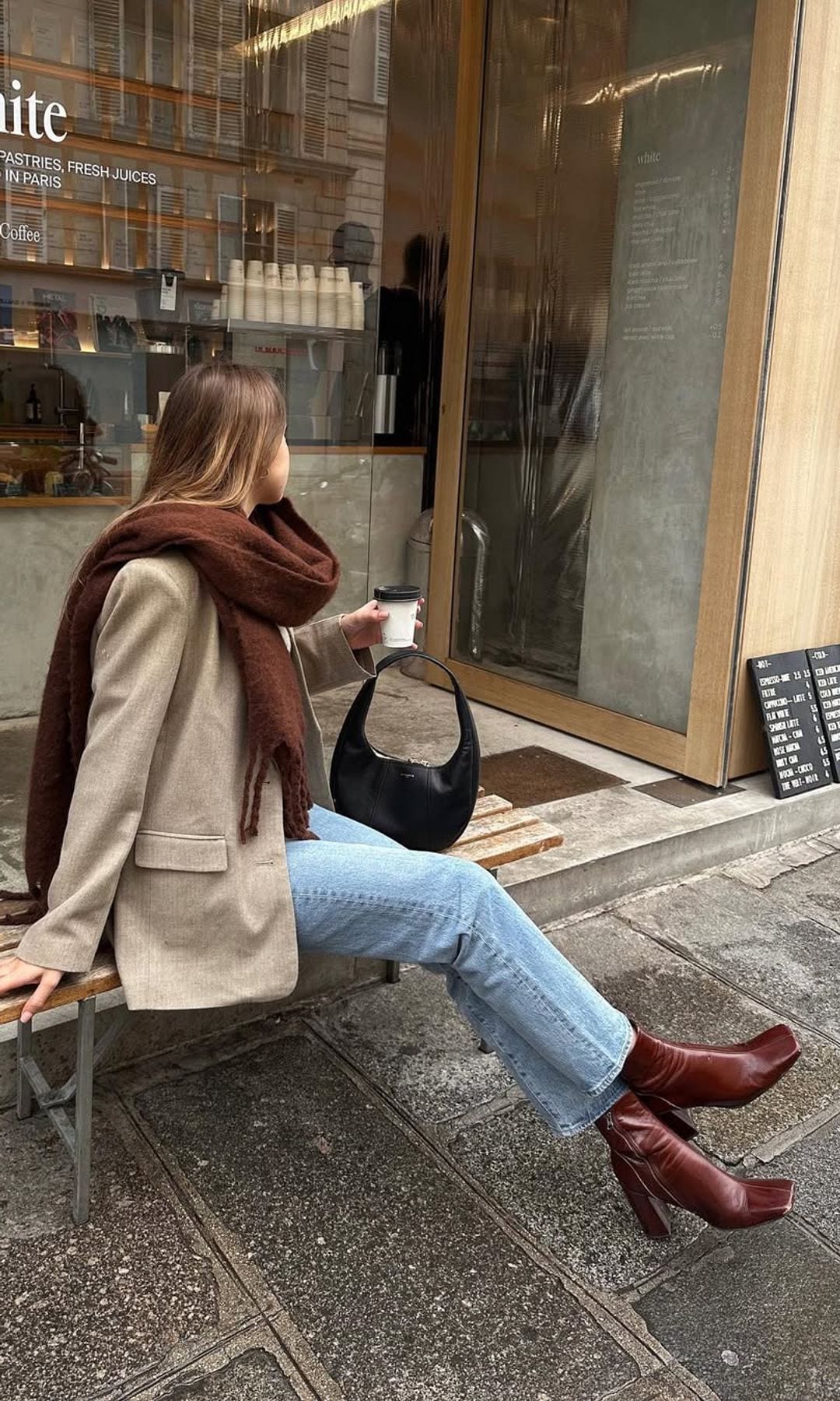 botas con tacones, blazer y vaqueros