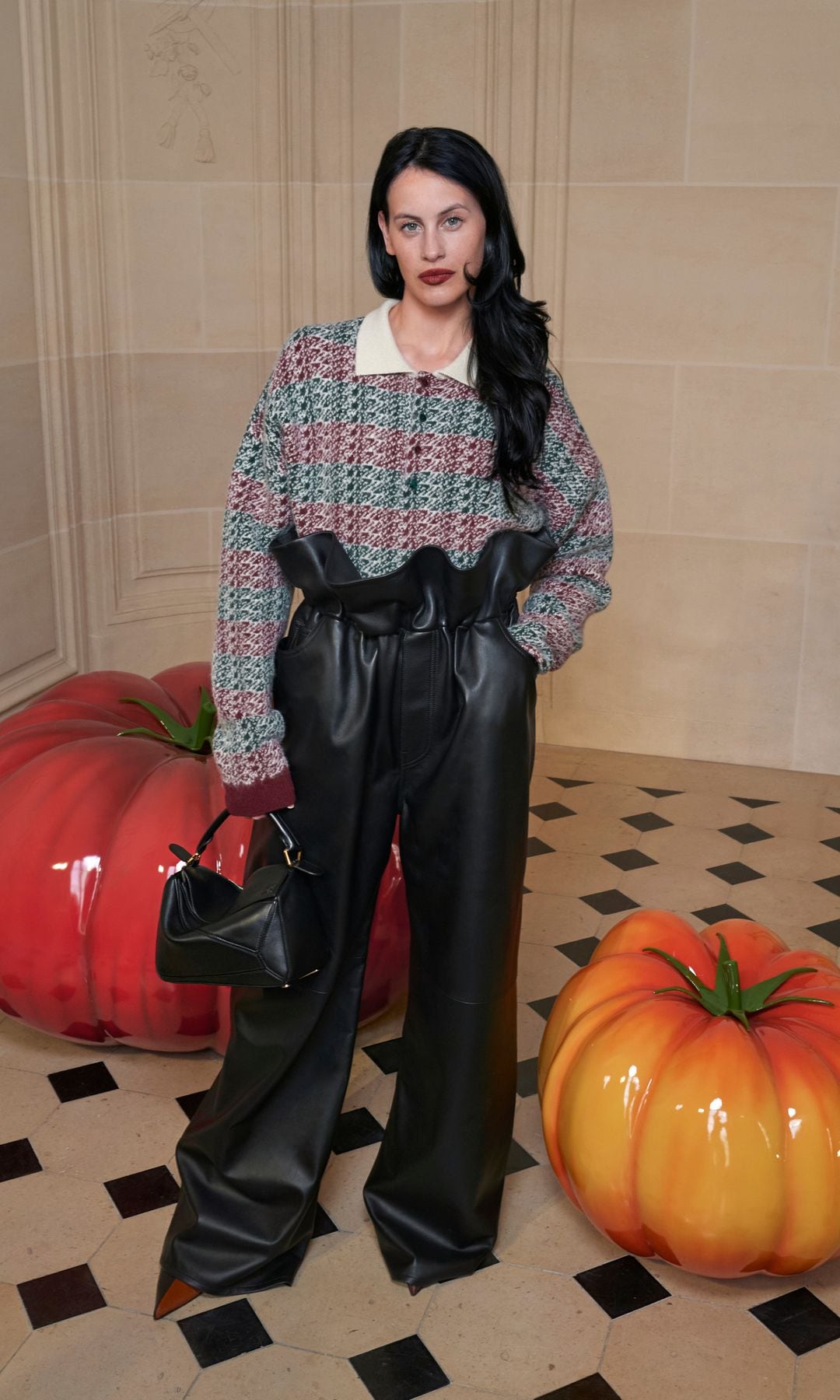 Milena Smit en el desfile de Loewe Otoño/Invierno 2025-2026