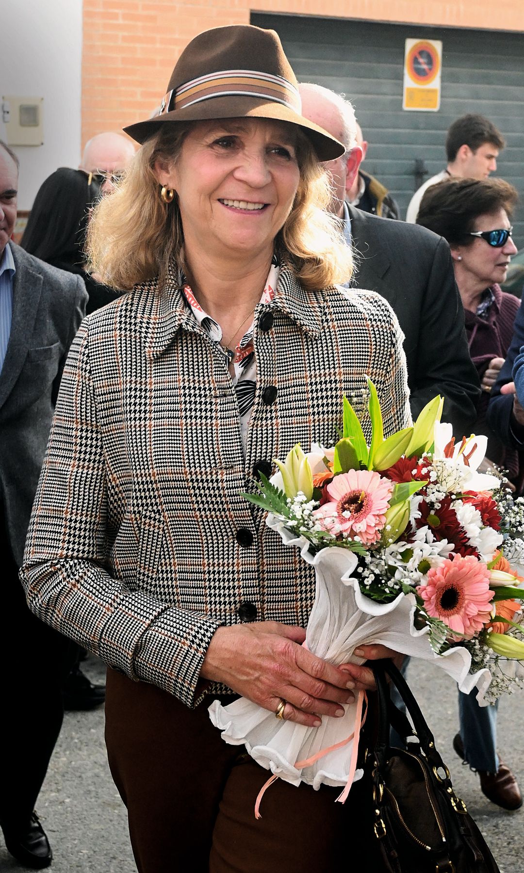 La infanta Elena con un ramo de flores