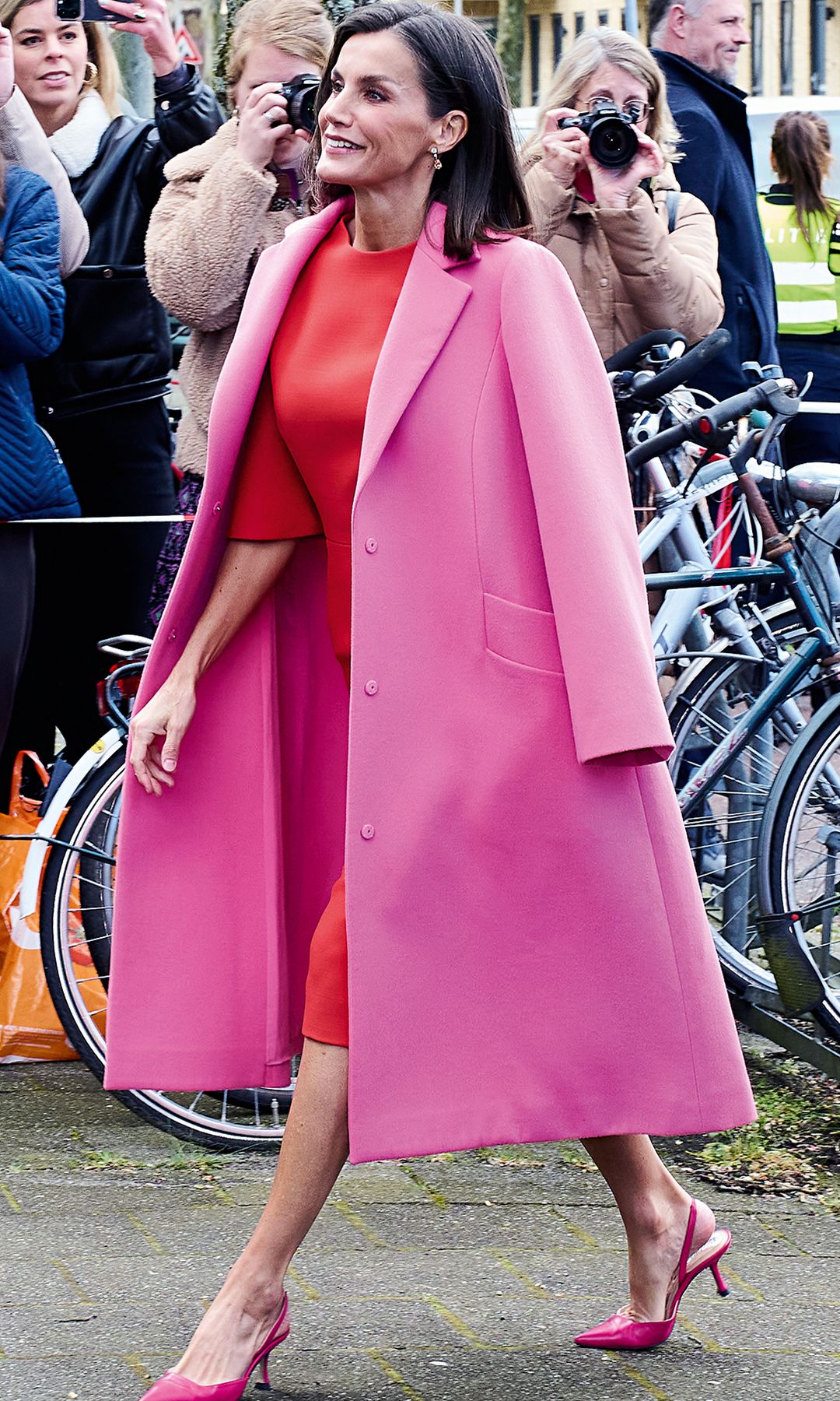 La reina Letizia con abrigo rosa y vestido rojo