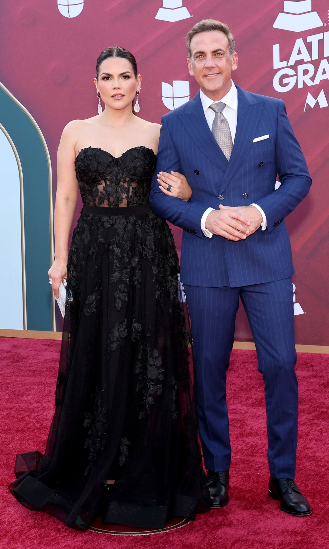 Karina Banda y Carlos Ponce en la gala de los Premios Grammy Latinos 2024