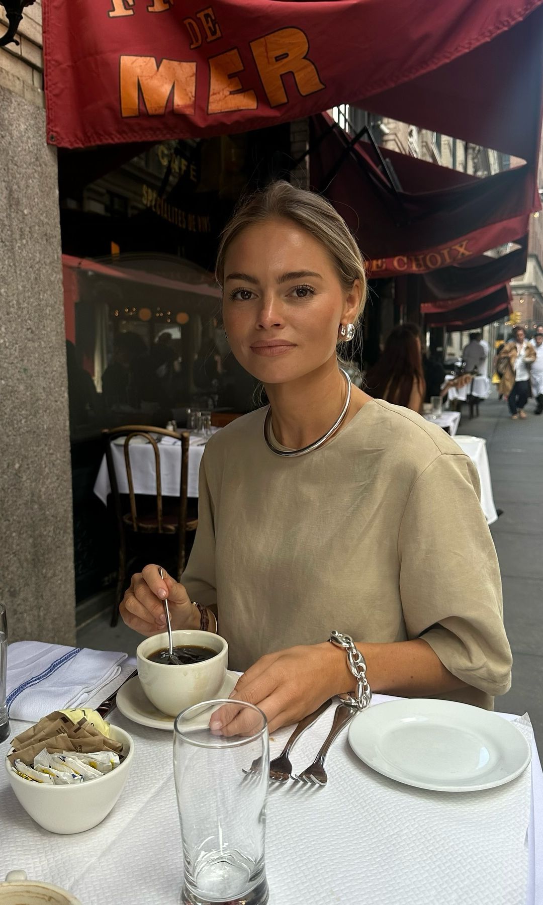 La influencer Claire Rose disfrutando de un café en una terraza