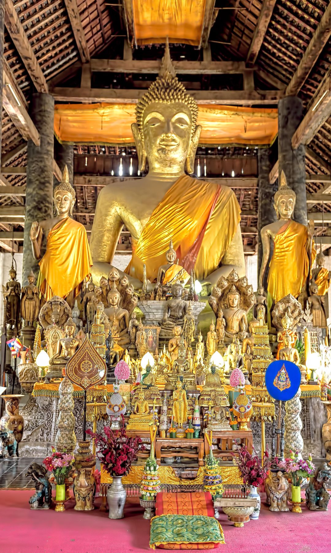 Colección de estatuas de Buda en la sala de oración principal de Wat Wisunarat o Wat Visoun en Luang Prabang Laos