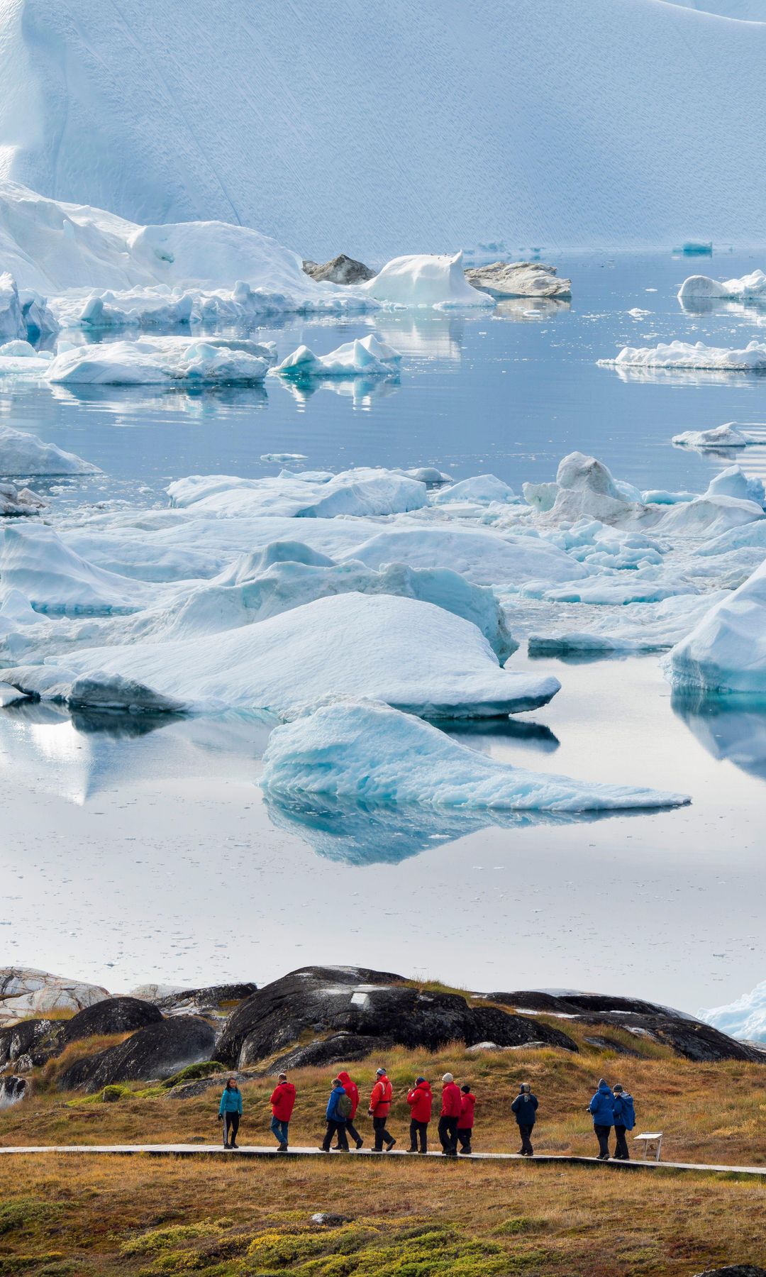 Turistas admirando el fiordo helado de Ilulissat, Patrimonio de la Unesco, en Groenlandia