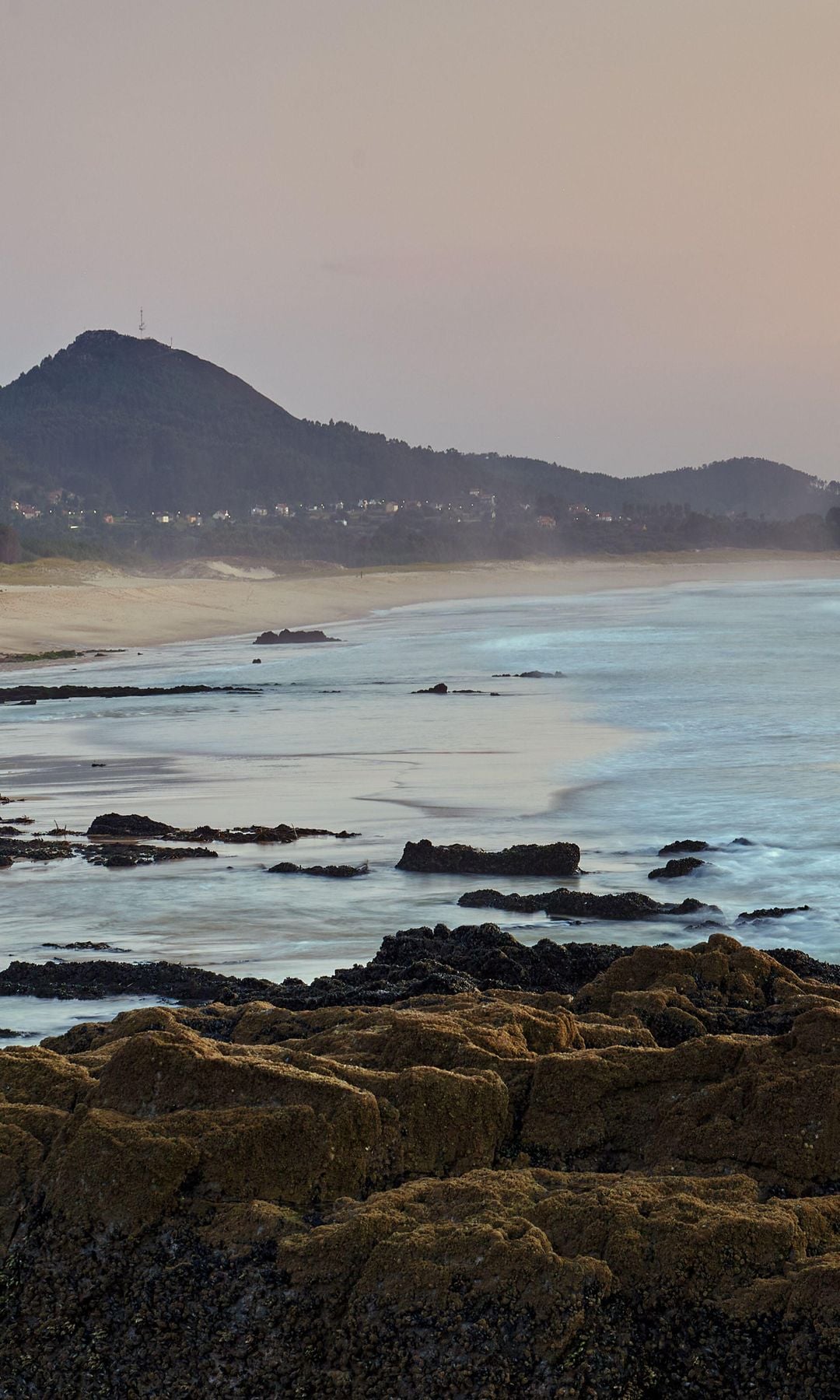 Puesta de sol en la playa As Furnas, en el concejo de Porto do Son, en Galicia