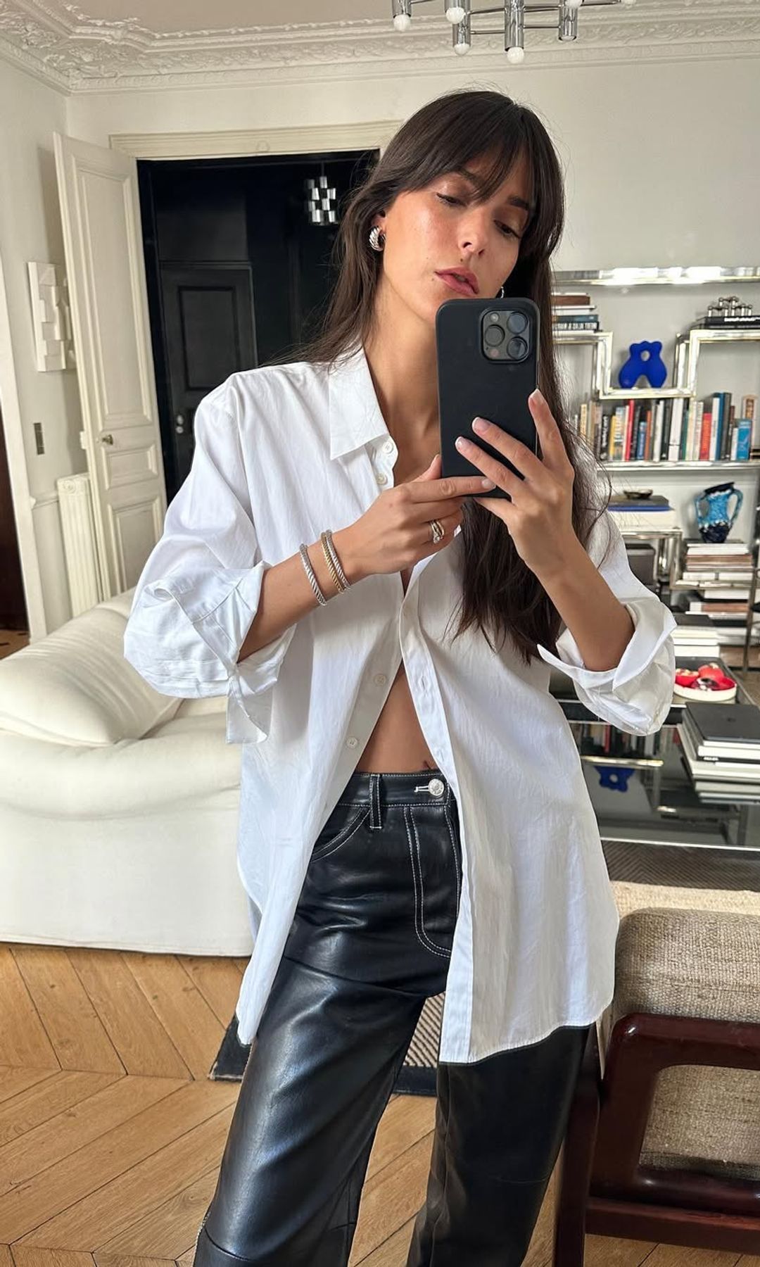 camisa blanca con pantalones de cuero