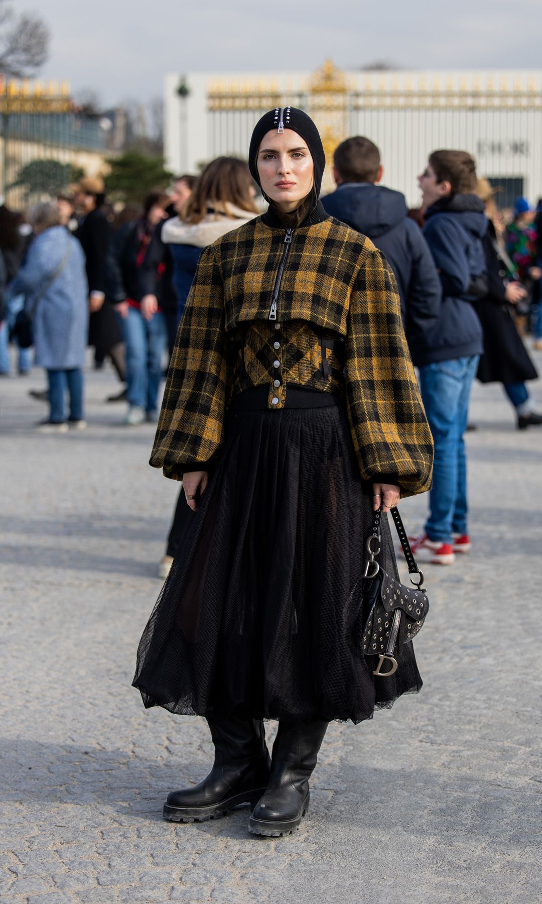 falda negra con chaqueta de tartan