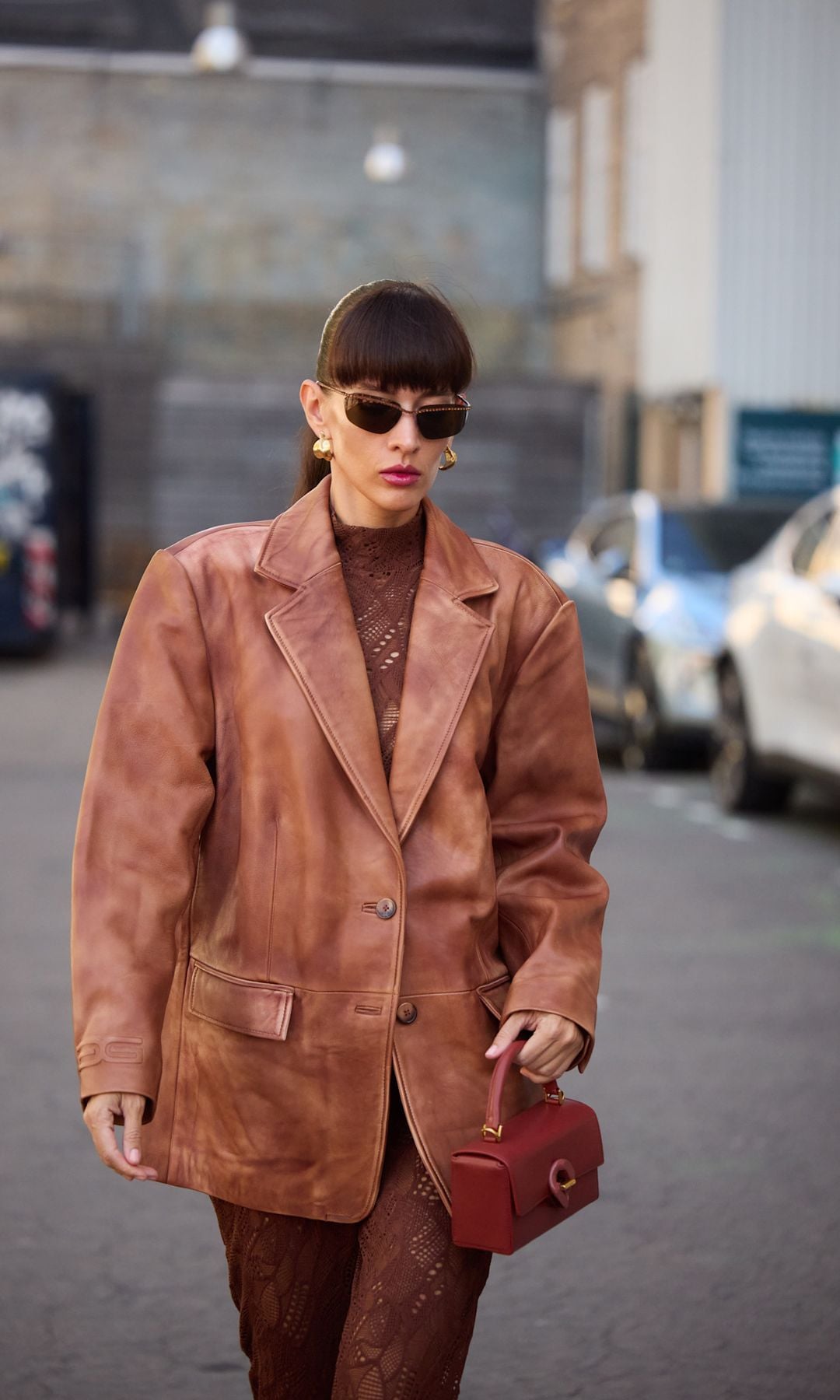 Look con chaqueta de cuero marrón