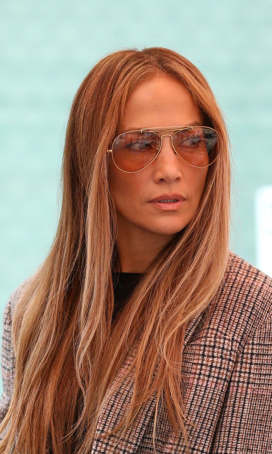 Jennifer Lopez gafas de sol abrigo