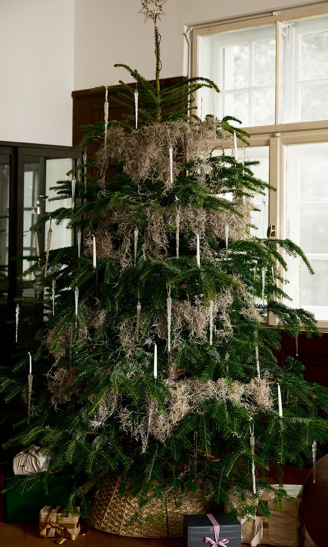 Árbol de Navidad con adornos de copos de nieve y espumillón natural 