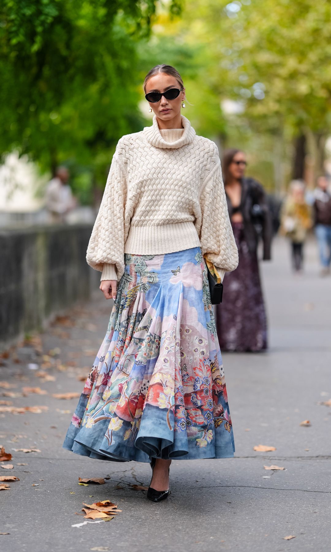 falda con volantesy jersey de cuello alto