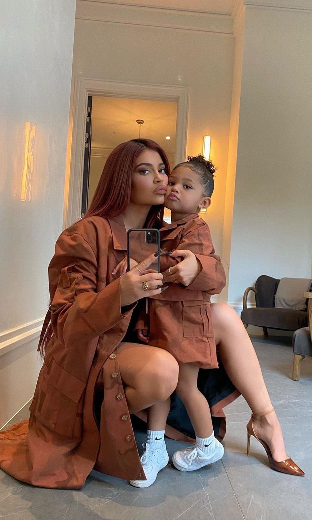 Kylie Jenner y Stormi con total look marron