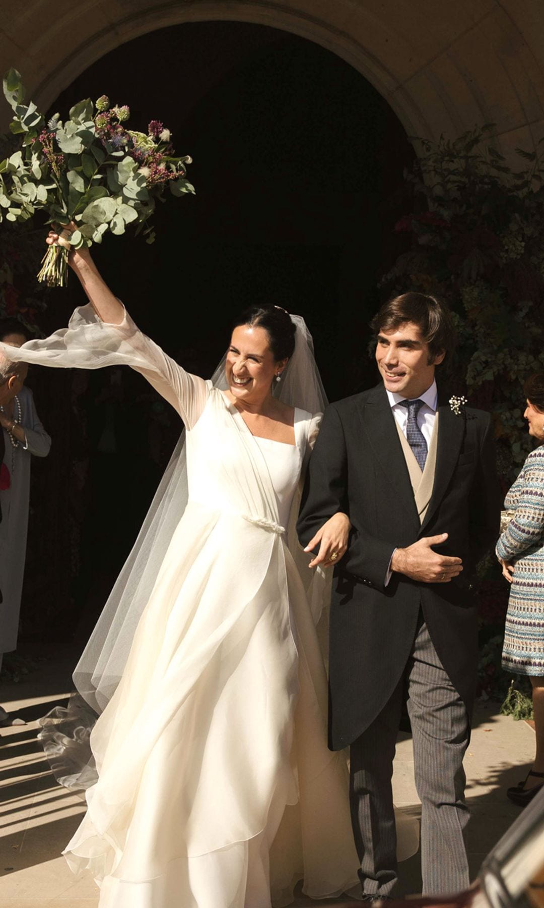 Beatriz Lizarriturri y Juan Ruiz de Velasco saliendo de la Iglesia