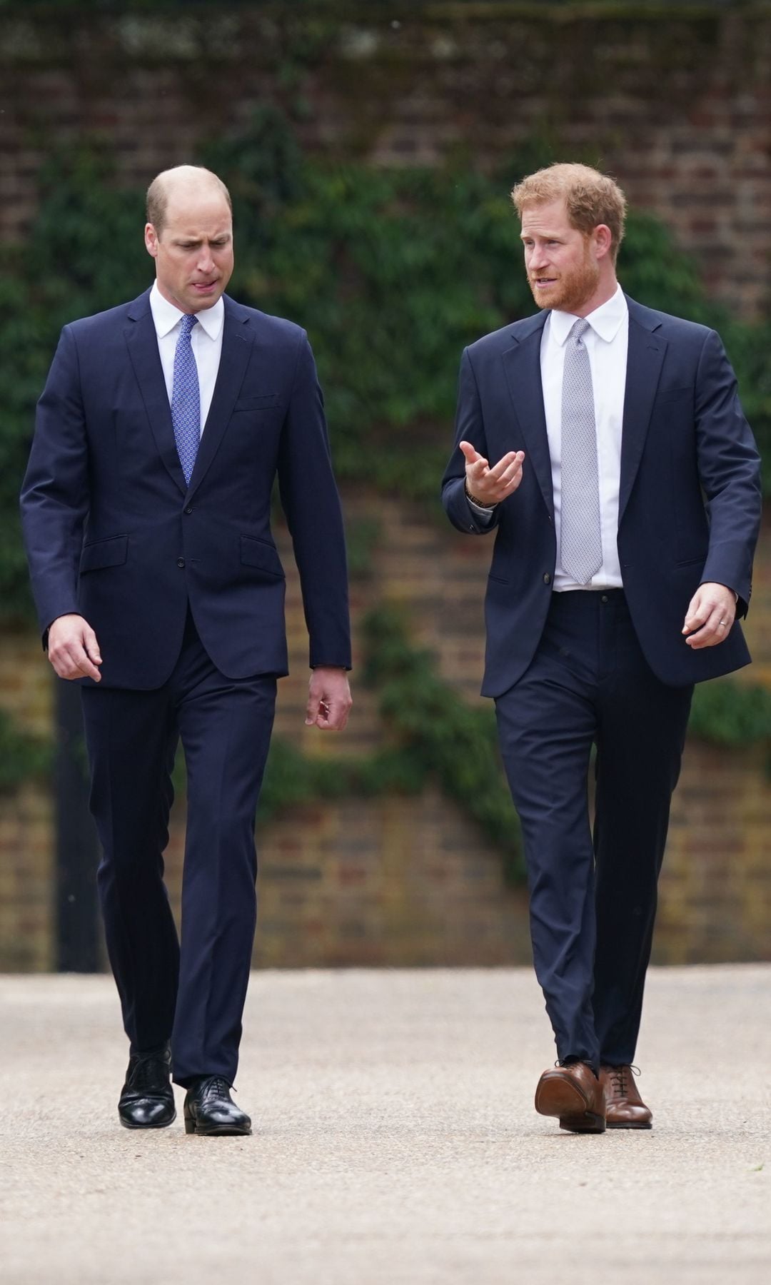 La relación entre los hermanos Guillermo y Harry estaba rota, según Harry, mucho antes de que él decidiera abandonar la Casa Real británica. Desde entonces solo han coincidido en dos ocasiones: en julio de 2021, cuando se conmemoró día en el que Diana de Gales habría cumplido los 60 años; y en tras la muerte de Isabel II. Después los hermanos no han vuelto a coincidir en una misma foto, ni siquiera,  con motivo de la coronación de Carlos III