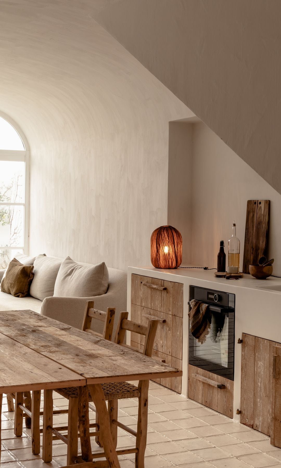 Cocina abierta al salón y al comedor de estilo rústico en blanco y madera