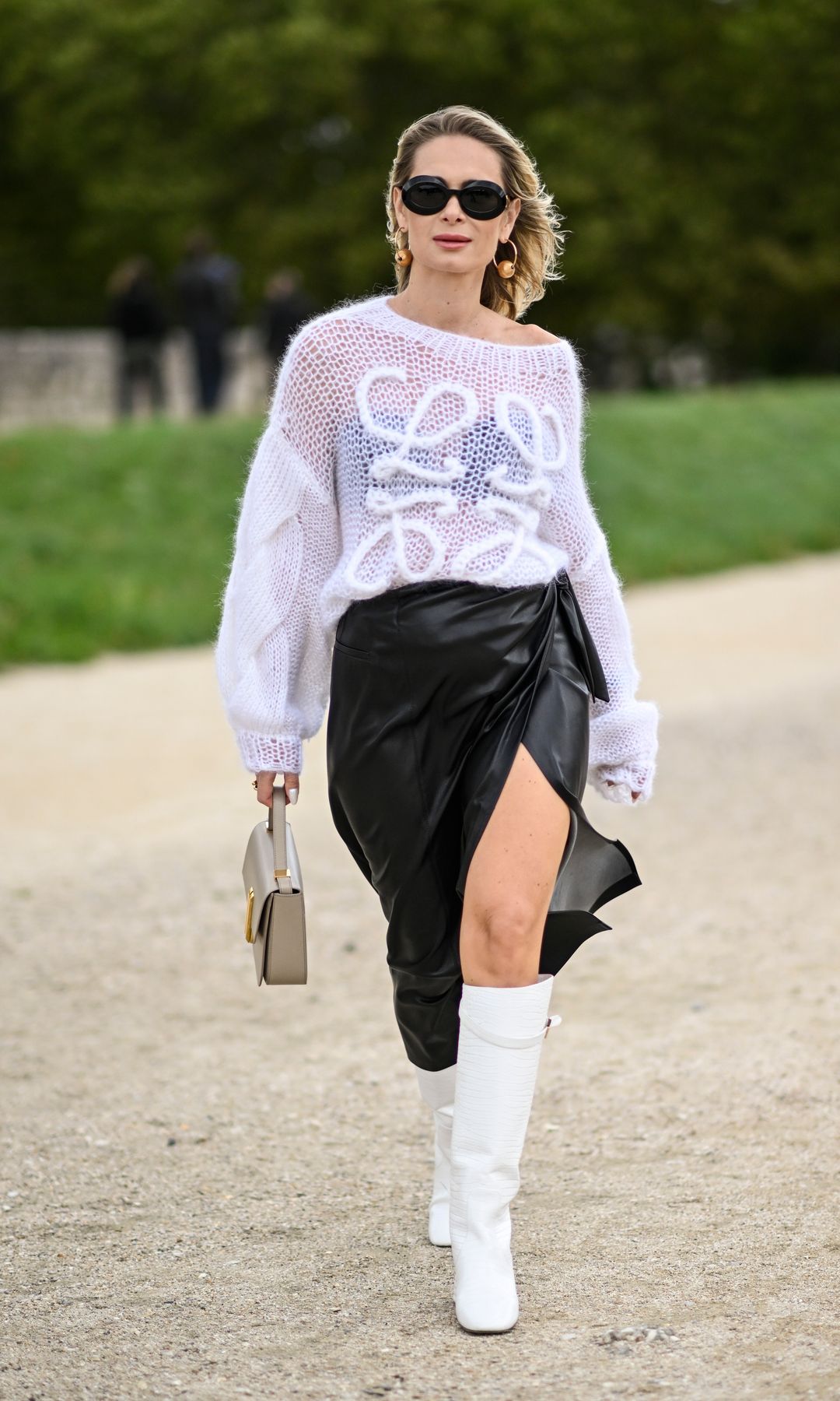 jersey blanco de Loewe con falda de cuero y botas blancas