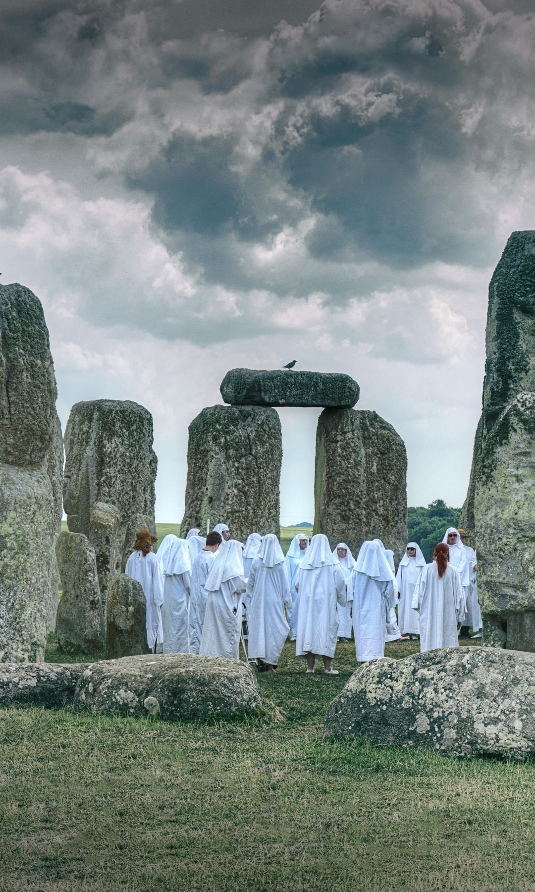 Druidas en Stonehenge, en Inglaterra, celebrando el solsticio de verano