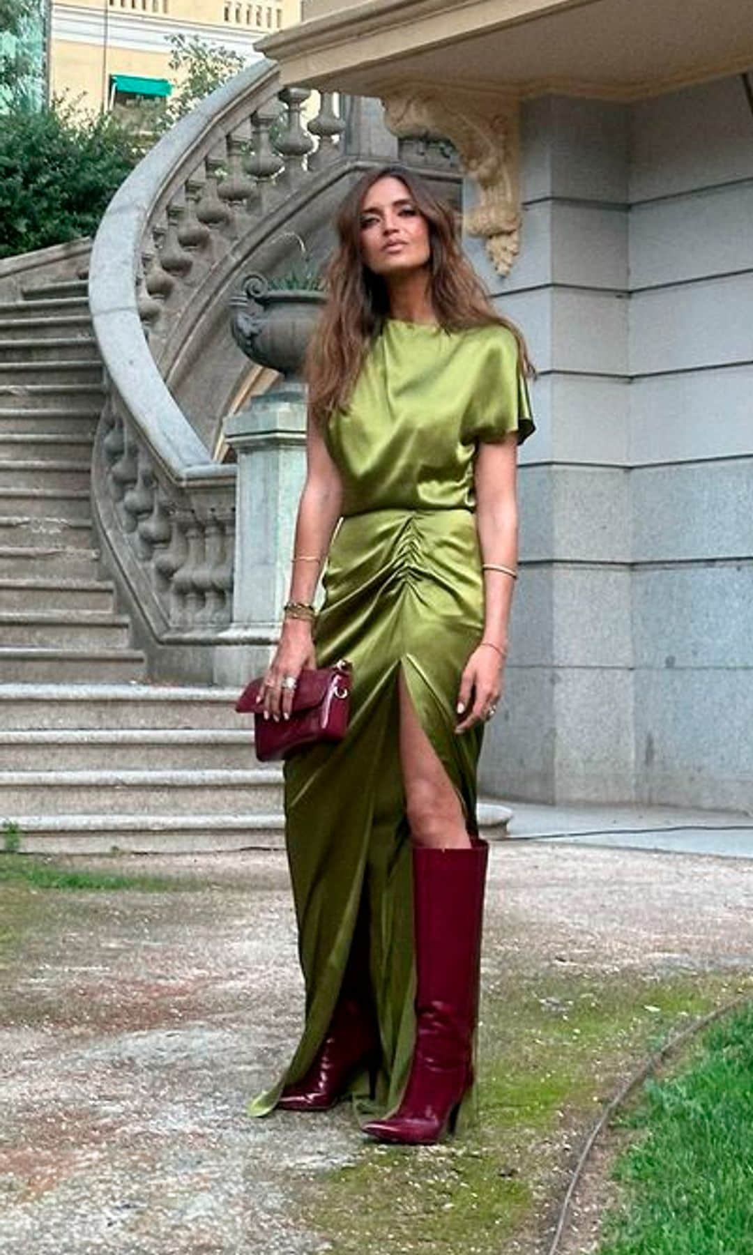 Sara Carbonero con vestido verde satinado en la fiesta del Pedro del Hierro