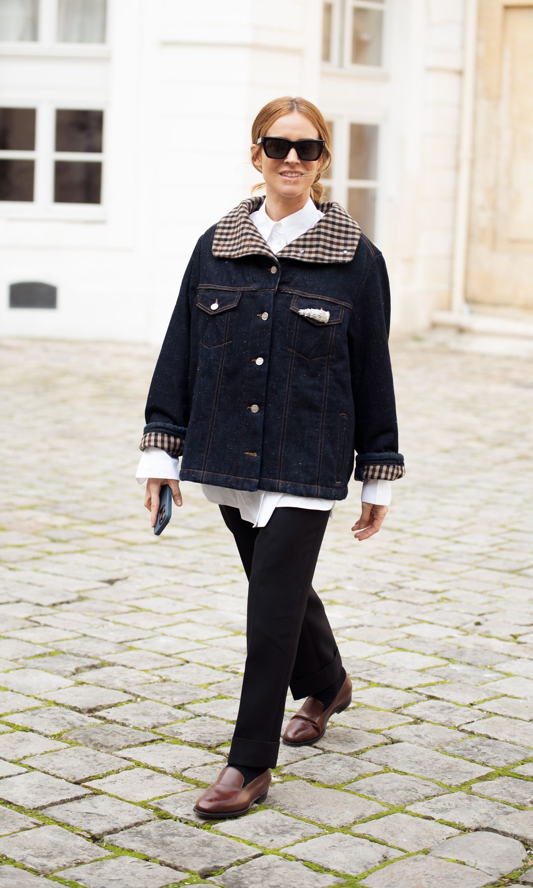 Blanca Miró lleva una chaqueta de mezclilla azul marino, una camiseta blanca, jeans azul marino y gafas de sol fuera del desfile de moda de Ganni durante la Semana de la Moda de París Otoño/Invierno 2025/2026 el 4 de marzo de 2025 en París, Francia.