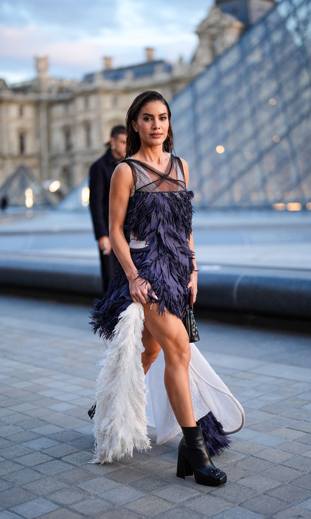 vestido de plumas berenjena y blanco